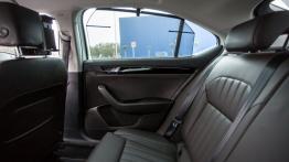 Skoda Superb L&K 2.0 TDI 150 KM - galeria redakcyjna - tylna kanapa