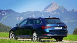 Skoda Superb III Combi - galeria redakcyjna - widok z tyłu