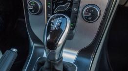 Volvo V40 II Ocean Race 1.6 D2 115 KM - galeria redakcyjna - dźwignia zmiany biegów