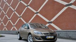 Opel Astra J Sedan 1.7 CDTI ECOTEC 130KM - galeria redakcyjna - widok z przodu