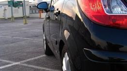 Opel Corsa D Hatchback 1.3 CDTI ECOTEC 90KM - galeria redakcyjna - lewy tylny reflektor - włączony