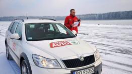 Skoda Octavia RS - lotnisko - galeria redakcyjna - przód - reflektory włączone