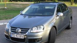 Volkswagen Jetta 2.0 TDI Sportline - galeria redakcyjna - widok z przodu