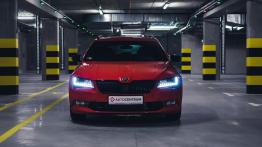 Skoda Superb 2.0 TSI 220 KM Sportline - galeria redakcyjna - widok z przodu