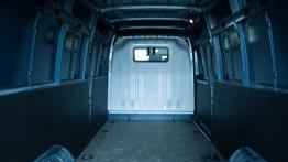 Renault Master Furgon L3H2 2.3 dCi - galeria redakcyjna - przestrzeń ładunkowa - widok z tyłu