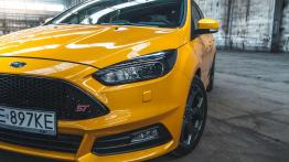 Ford Focus ST FL - galeria redakcyjna - lewy przedni reflektor - wyłączony