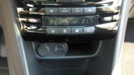 Peugeot 208 5d Facelifting 1.2 PureTech 110 KM - galeria redakcyjna - inny element panelu przedniego