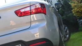 Kia Rio III Sedan 1.4 CVVT 109KM - galeria redakcyjna - prawy tylny reflektor - wyłączony