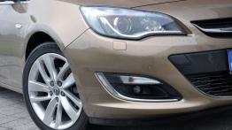 Opel Astra J Sedan 1.7 CDTI ECOTEC 130KM - galeria redakcyjna - prawy przedni reflektor - wyłączony