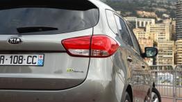 Kia Carens IV - galeria redakcyjna - prawy tylny reflektor - włączony