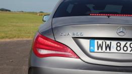 Mercedes CLA Coupe 200 156KM - galeria redakcyjna - lewy tylny reflektor - włączony