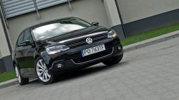 Volkswagen Jetta VI Sedan 2.0 TDI CR DPF 140KM - galeria redakcyjna - widok z przodu