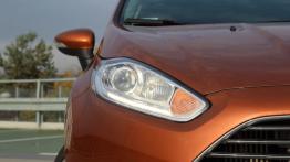 Ford Fiesta VII 5d Facelifting 1.0 EcoBoost 100KM - galeria redakcyjna - prawy przedni reflektor - w