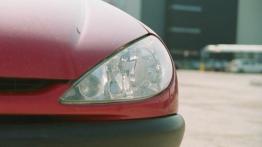 Peugeot 206 XT 1.4 16V (88 KM) - lewy przedni reflektor - wyłączony