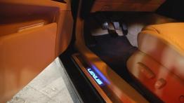 Lexus IS 220d - lewy próg boczny