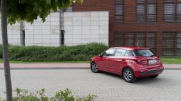 Hyundai i20 1.2 MPI 84 KM - galeria redakcyjna - widok z ty?u