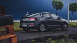 Hyundai i30 Fastback 1.4 T-GDI 140 KM - galeria redakcyjna  - prawy bok