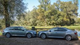 Skoda Superb Limousine vs Combi - galeria redakcyjna - bok - inne ujęcie