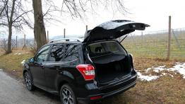 Subaru Forester IV Terenowy 2.0 XT 240KM - galeria redakcyjna - tył - bagażnik otwarty