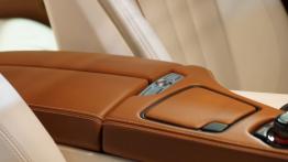 BMW Seria 6 F06 Gran Coupe 640d 313KM - galeria redakcyjna - podłokietnik przedni