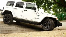 Jeep Wrangler III Unlimited Facelifting 2.8 DOHC I-4 Turbo CRD 200KM - galeria redakcyjna 2 - prawy 