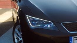 Seat Leon III Hatchback 1.6 TDI CR - galeria redakcyjna - prawy przedni reflektor - włączony