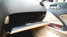 Lexus IS 220d - schowek po stronie pasażera