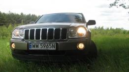Jeep Grand Cherokee - przód - reflektory włączone