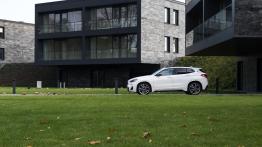 BMW X2 M35i 2.0 306 KM - galeria redakcyjna - prawy bok