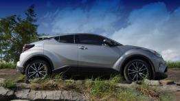 Toyota C-HR 1.2 Turbo 116 KM - galeria redakcyjna - prawy bok