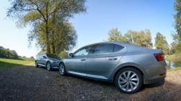 Skoda Superb Limousine vs Combi - galeria redakcyjna - bok - inne ujęcie