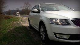 Skoda Octavia III Liftback 1.4 TSI 140KM - galeria redakcyjna - prawy przedni reflektor - włączony