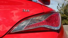 Hyundai Genesis Coupe Facelifting 3.8 V6 347KM - galeria redakcyjna - prawy tylny reflektor - wyłącz
