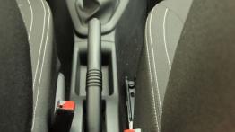 Dacia Sandero II Hatchback 5d TCe  90KM - galeria redakcyjna - tunel środkowy między fotelami