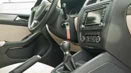 Volkswagen Jetta VI Sedan 2.0 TDI CR DPF 140KM - galeria redakcyjna - kokpit