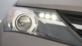 Toyota Auris  KM - galeria redakcyjna - prawy przedni reflektor - włączony