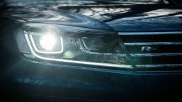 Volkswagen Touareg II Facelifting TDI - galeria redakcyjna - prawy przedni reflektor - włączony