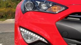 Hyundai Genesis Coupe Facelifting 3.8 V6 347KM - galeria redakcyjna - prawy przedni reflektor - wyłą