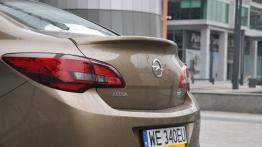 Opel Astra J Sedan 1.7 CDTI ECOTEC 130KM - galeria redakcyjna - tył - inne ujęcie