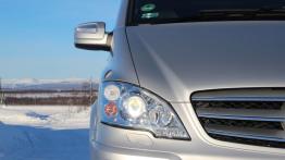 Mercedes Viano Van Facelifting 2.2 CDI 165KM - galeria redakcyjna - prawy przedni reflektor - włączo