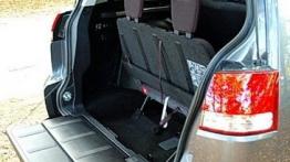 Citroen C-Crosser - galeria redakcyjna - siedzenia trzeciego rzędu rozłożone - widok z bagażnika