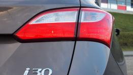 Hyundai i30 II Wagon 1.6 GDI 135KM - galeria redakcyjna - prawy tylny reflektor - włączony
