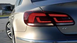 Volkswagen CC Coupe 2.0 TDI CR DPF 177KM - galeria redakcyjna - lewy tylny reflektor - włączony