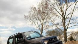 Suzuki Jimny Standard 1.3 VVT 85KM - galeria redakcyjna - widok z przodu
