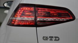 Volkswagen Golf VII GTD 5d 2.0 TDI-CR 184KM - galeria redakcyjna - lewy tylny reflektor - włączony