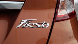 Ford Fiesta VII 5d Facelifting 1.0 EcoBoost 100KM - galeria redakcyjna - emblemat