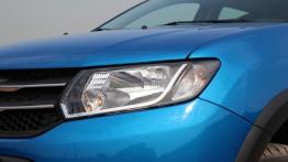 Dacia Sandero II Stepway 1.5 dCi 90KM - galeria redakcyjna - lewy przedni reflektor - włączony