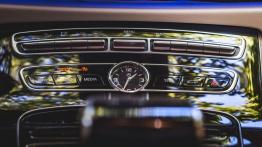 Mercedes-Benz Klasa E 220d (2016) - galeria redakcyjna - zegarek na desce rozdzielczej