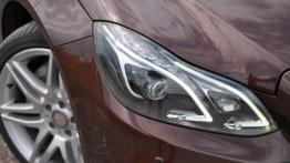 Mercedes Klasa E W212 Facelifting - galeria redakcyjna - prawy przedni reflektor - włączony