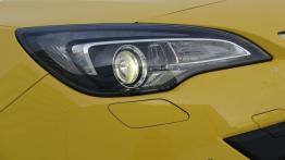 Opel Astra J GTC - galeria redakcyjna - prawy przedni reflektor - włączony